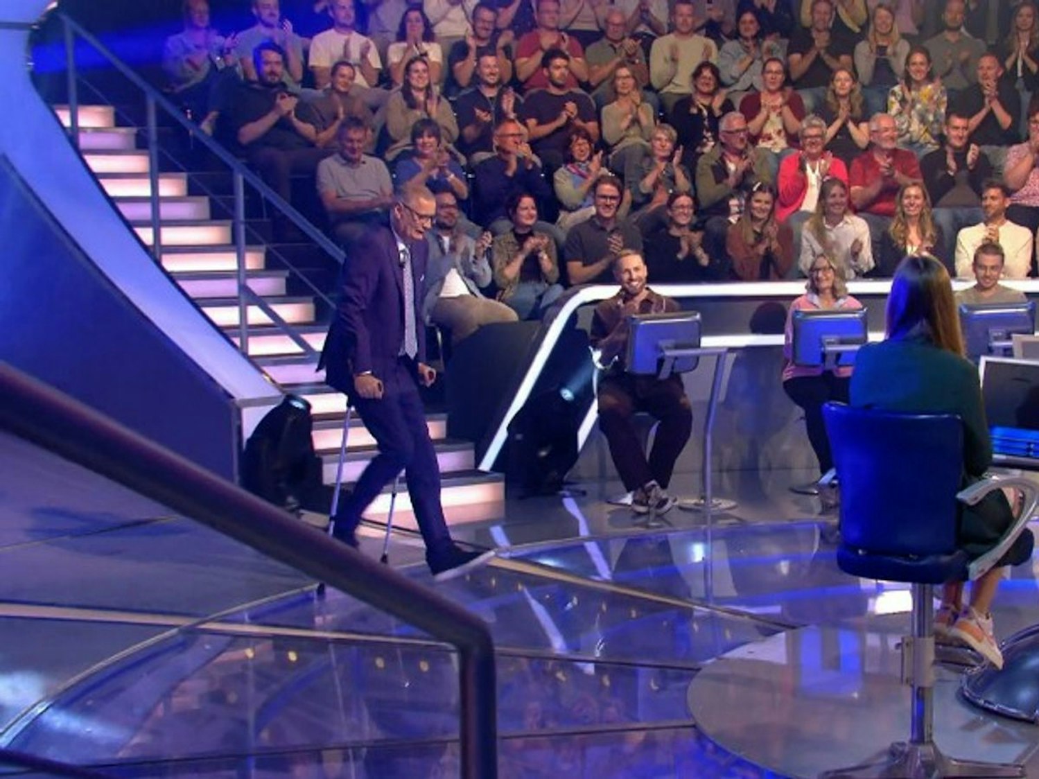 Moderator Günther Jauch musste auf Krücken in die neue Staffel „Wer wird Millionär?“ starten. (Bild: RTL+)