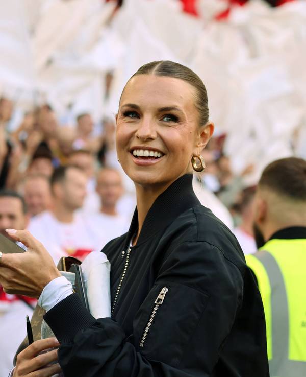 Laura Wontorra am 30. August 2025 beim Spiel des VfB Stuttgart gegen Borussia Mönchengladbach im Einsatz fürs TV.