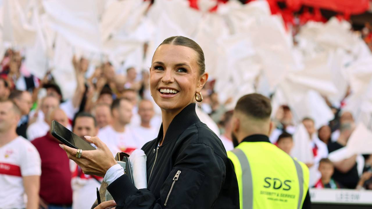 Laura Wontorra am 30. August 2025 beim Spiel des VfB Stuttgart gegen Borussia Mönchengladbach im Einsatz fürs TV.