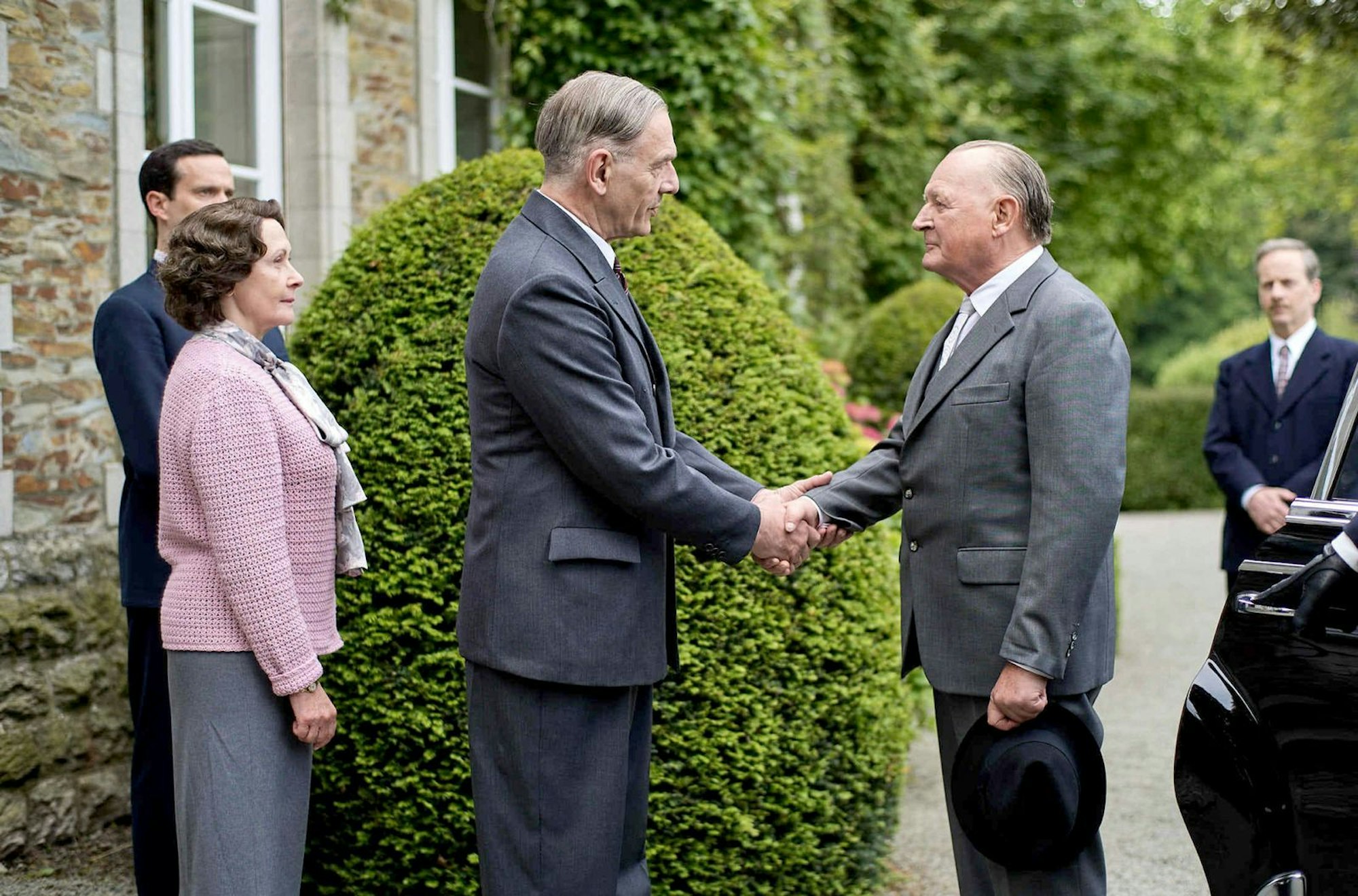 Erster deutsch-französischer Gipfel nach dem Krieg in privater Atmosphäre: Ministerpräsident Charles de Gaulle (Jean-Yves Berteloot, links) begrüßt Bundeskanzler Konrad Adenauer (Burghart Klaußner, zweiter von rechts) in seinem Privathaus in Colombey-les-Deux-Églises. Ein Treffen, das die Geschicke Europas verändern sollte. (Bild: Nicolas Neefs / ZDF)