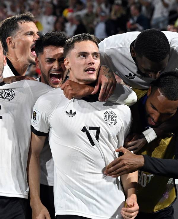 Florian Wirtz bejubelt sein Tor zum 3:1 mit seinen Teamkollegen.