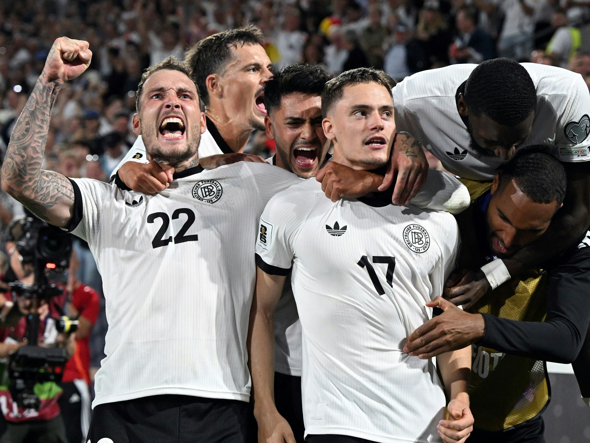 Florian Wirtz bejubelt sein Tor zum 3:1 mit seinen Teamkollegen.