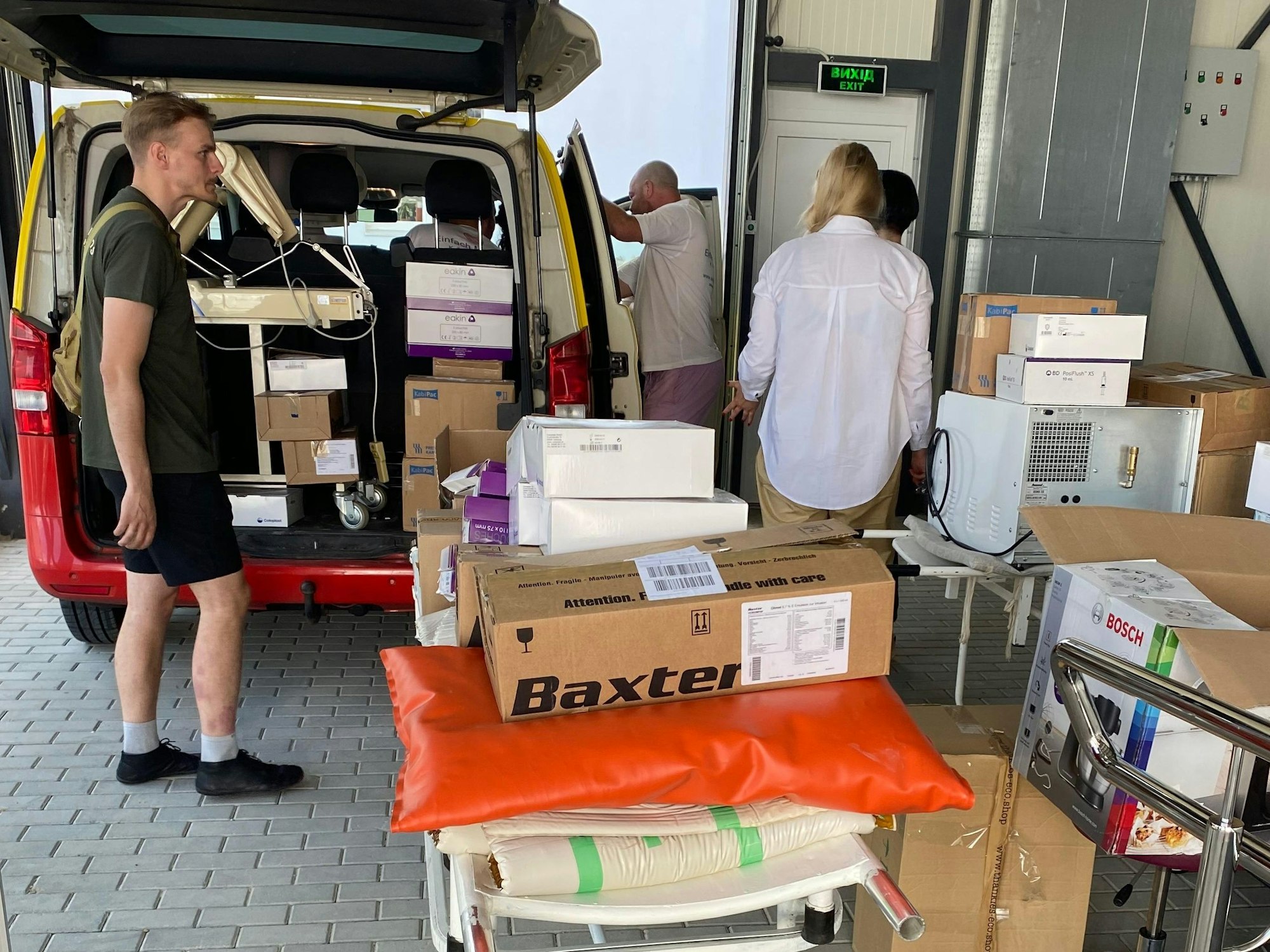 Lieferwagen werden für die Fahrt in die Ukraine beladen.