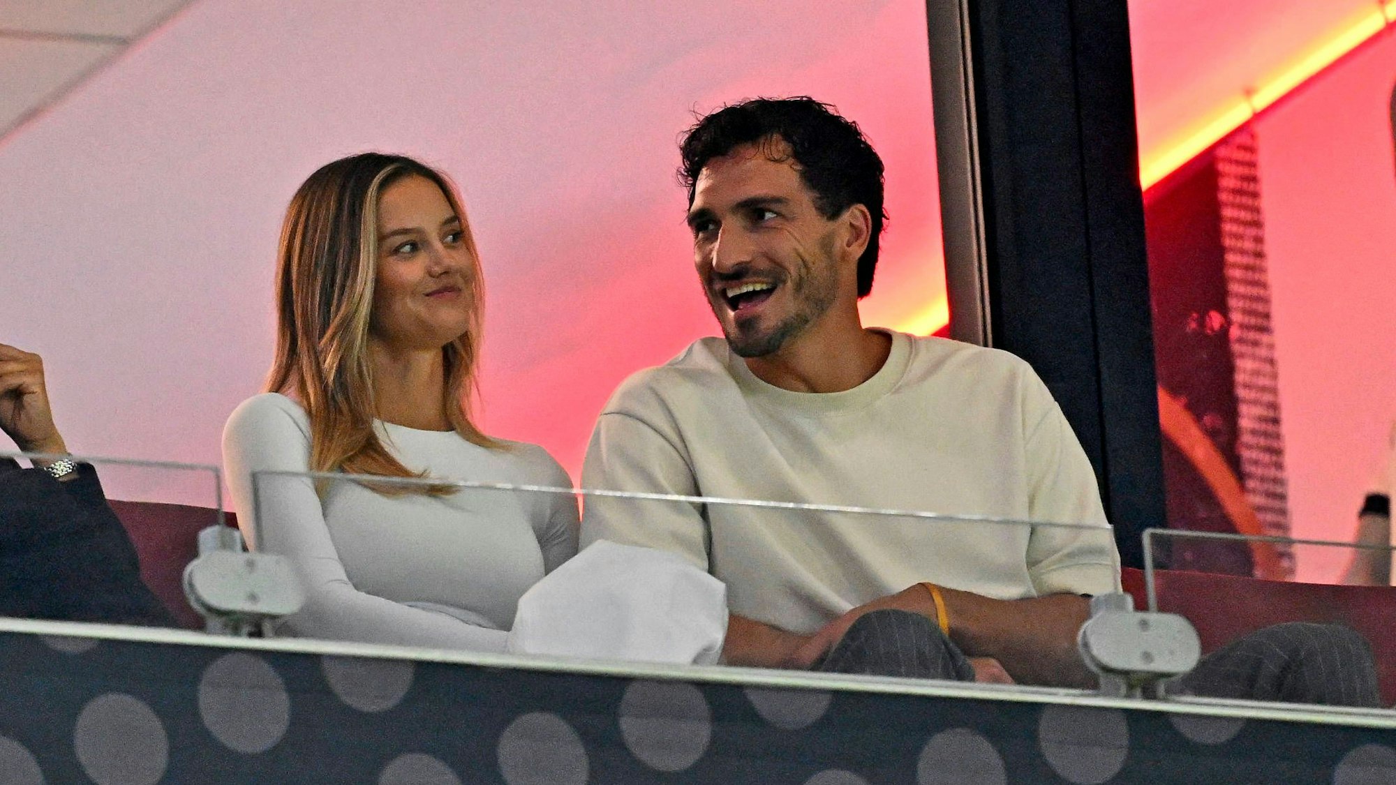 Mats Hummels an der Seite von Freundin Nicola Cavanis beim Länderspiel in Köln.