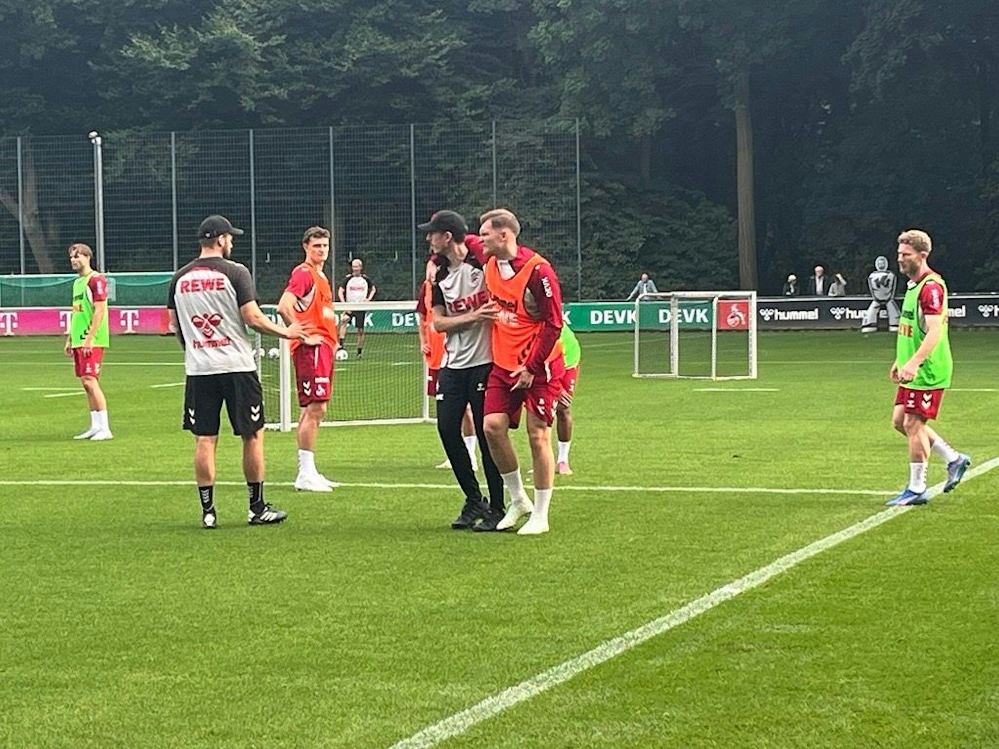 Luca Kilian musste beim FC-Training gestützt den Platz verlassen.