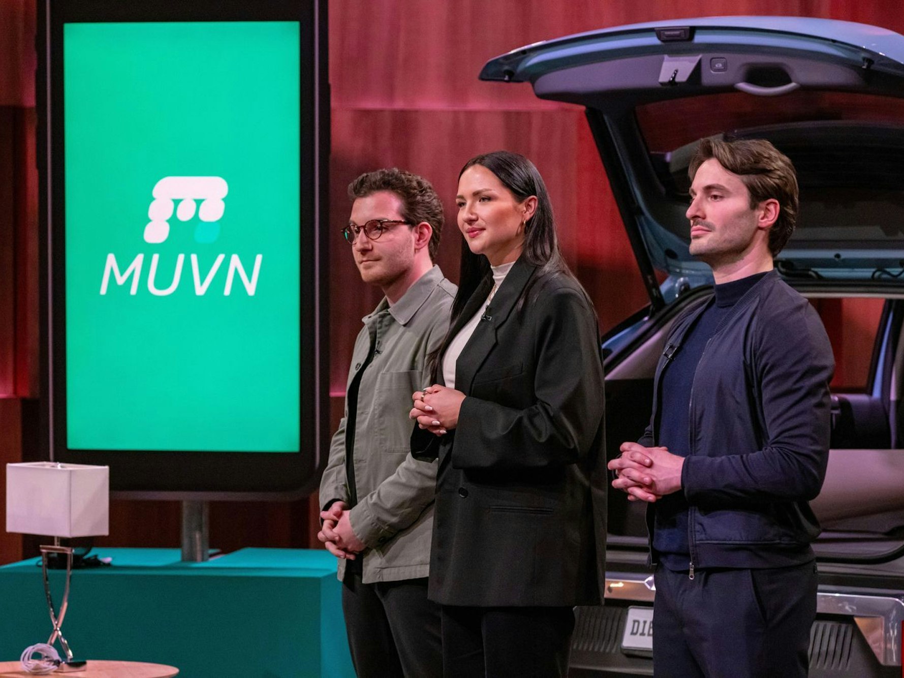 Mit der „Muvn“-App möchte das Gründer-Trio eine Alternative zum Postversand oder zu Liefer-Unternehmen etablieren. Ihr Pitch gestaltet sich sehr großsprecherisch. Schnell kommt Ärger auf der Löwen-Bank auf. (Bild: RTL / Bernd-Michael Maurer)