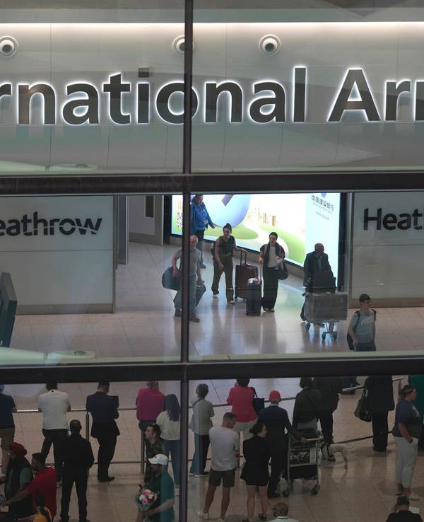 ARCHIV - 27.05.2023, Großbritannien, London: Passagiere kommen am International Arrivals auf dem Flughafen Heathrow in London an. (zu dpa: «Feuerwehr-Einsatz: Terminal am Flughafen Heathrow evakuiert») Foto: Kin Cheung/AP/dpa +++ dpa-Bildfunk +++