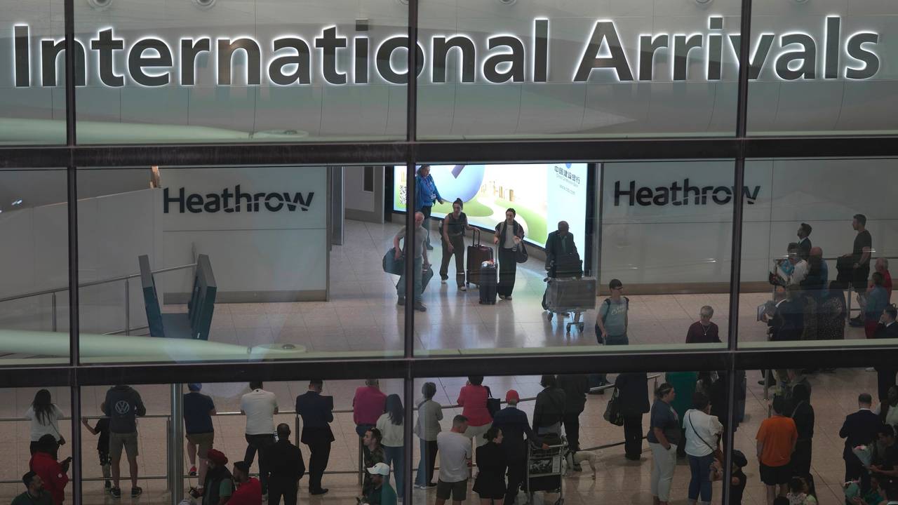 ARCHIV - 27.05.2023, Großbritannien, London: Passagiere kommen am International Arrivals auf dem Flughafen Heathrow in London an. (zu dpa: «Feuerwehr-Einsatz: Terminal am Flughafen Heathrow evakuiert») Foto: Kin Cheung/AP/dpa +++ dpa-Bildfunk +++