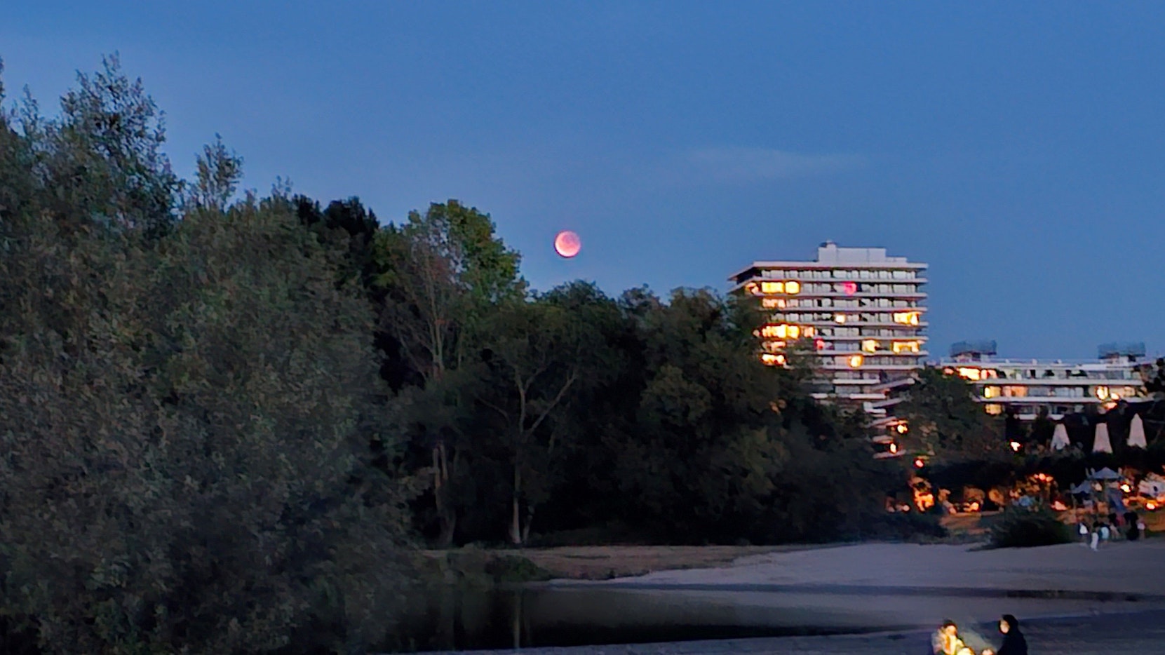 EXPRESS-Leserreporterin Leelo Dahmono fotografierte die Mondfinsternis in Köln.