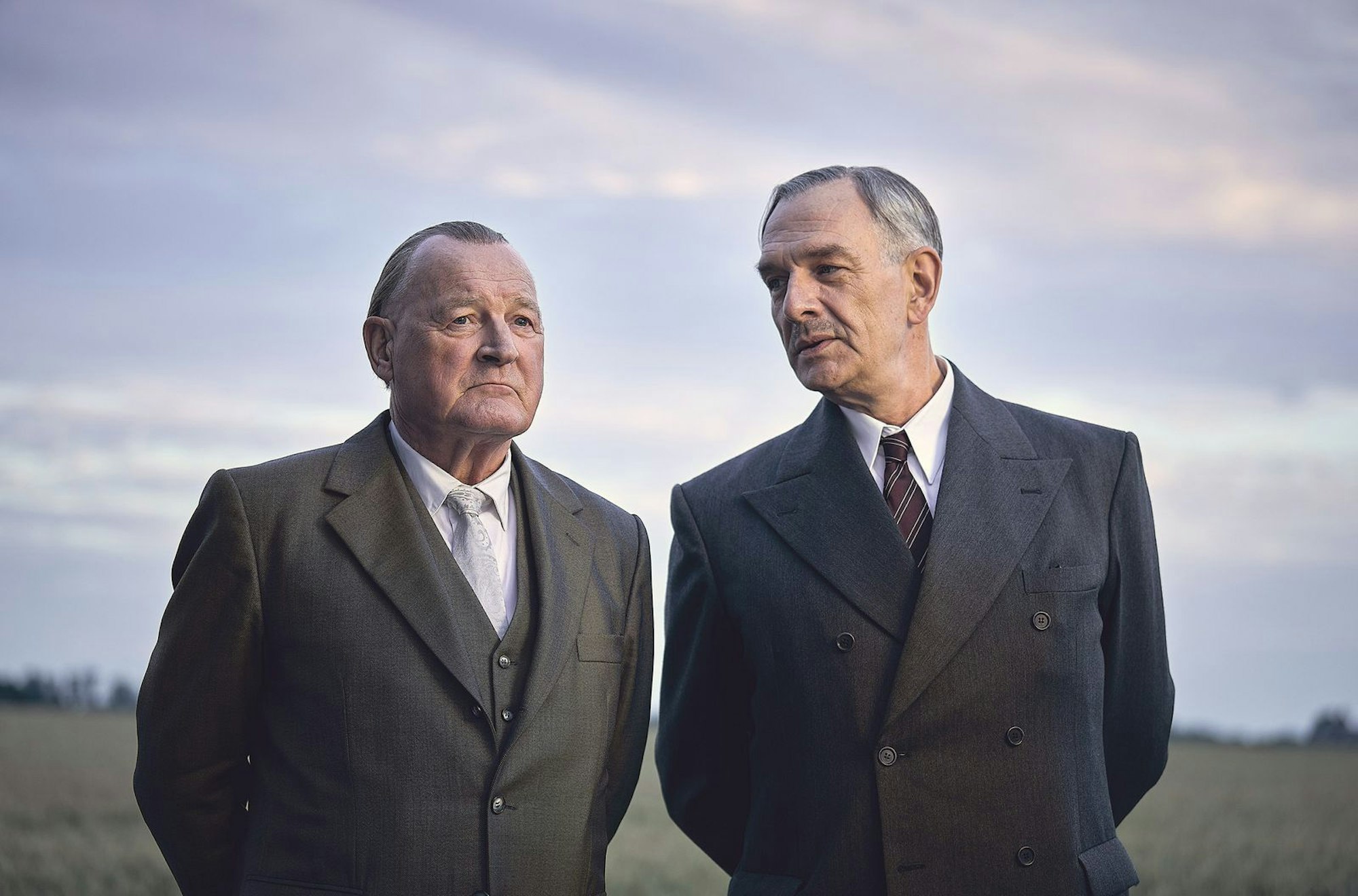 Charles de Gaulle (Jean-Yves Berteloot, rechts) und Konrad Adenauer (Burghart Klaußner) waren 1958 die Staatenlenker Frankreichs und Westdeutschlands - und eigentlich „Erbfeinde“. Der Film „An einem Tag im September“ erzählt davon, wie besonnene Diplomatie und Menschlichkeit unsere Welt verändern können. (Bild: Frank Dicks/ZDF)