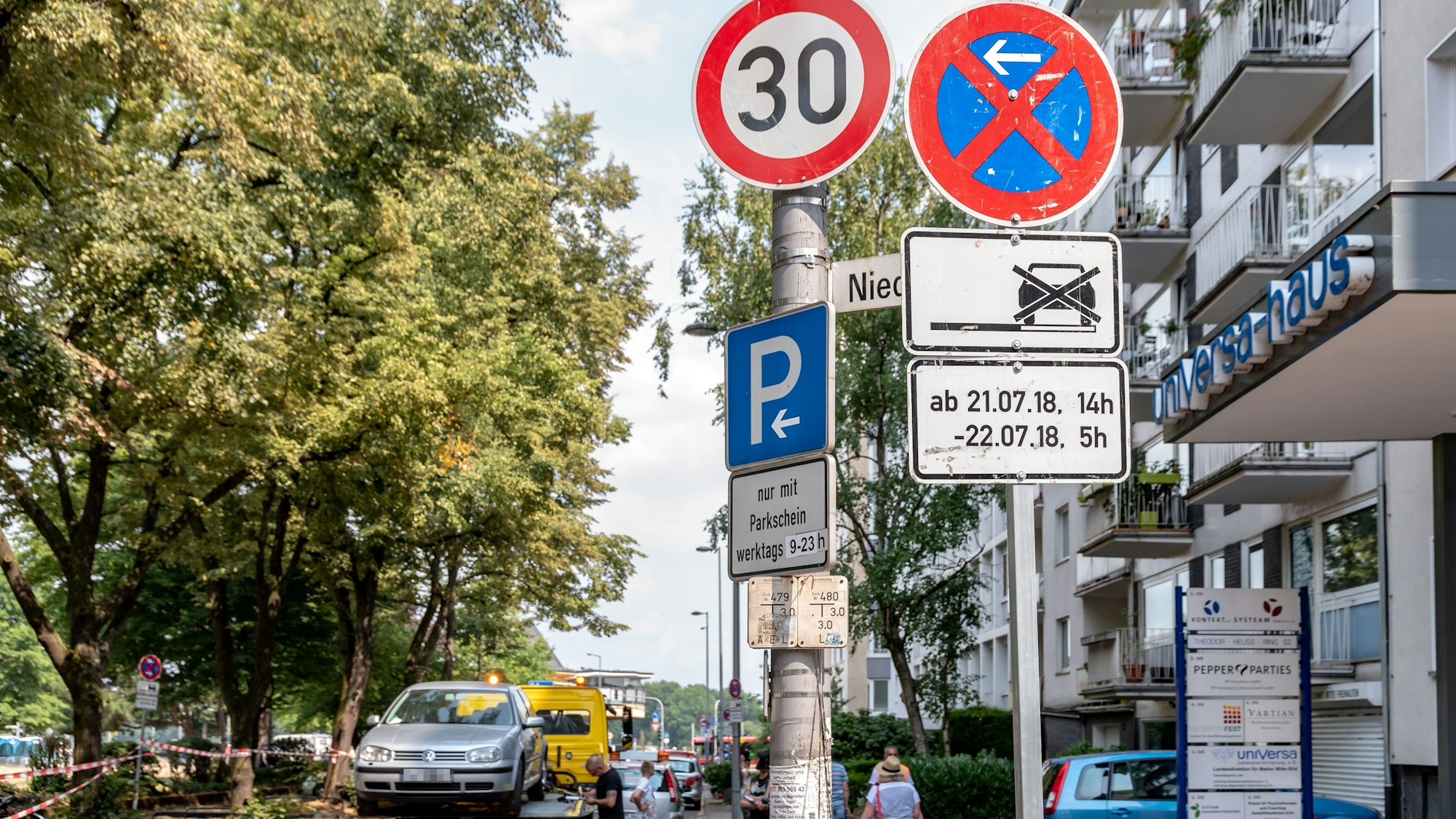 Das Symbolfoto zeigt den ADAC beim Abschleppen von Autos auf dem Theodor-Heuss-Ring. In der Alfterstraße darf seit Anfang September zwischen gegenüber der Hausnummer 17 und der Hausnummer 2 auf der linken Seite stadteinwärts nicht mehr geparkt werden.