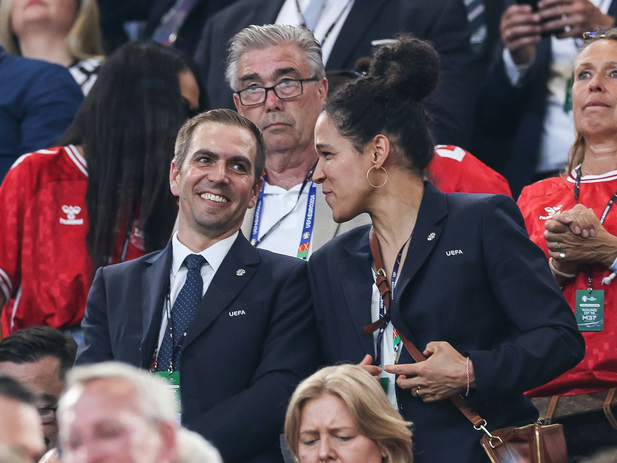 Celia Sasic mit Turnierdirektor Philipp Lahm auf der Tribüne.