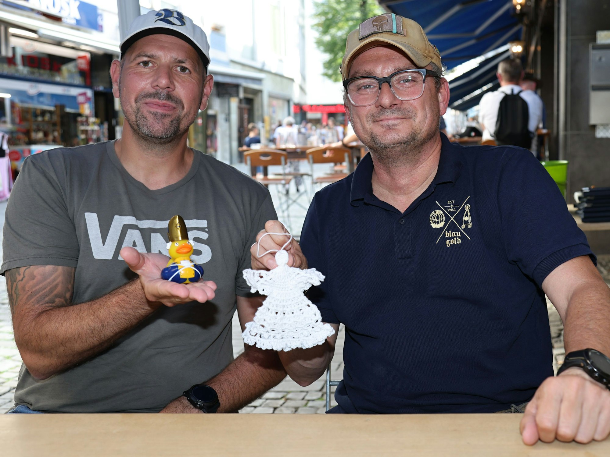 Martin Jeckel und Thomas Felix von der Bürgergarde blau-gold.