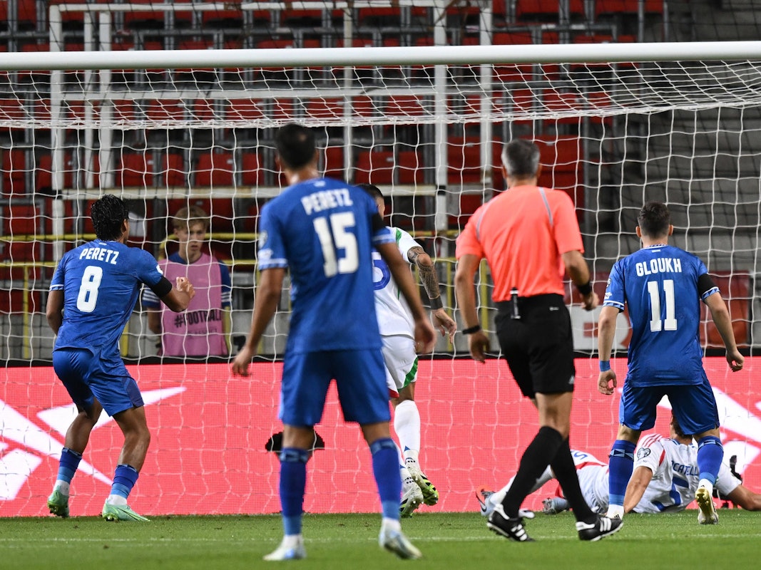 Die Spieler von Israel sehen am Montag (8. September 2025) das Eigentor von Italiens Manuel Locatelli zum zwischenzeitlichen 1:0.