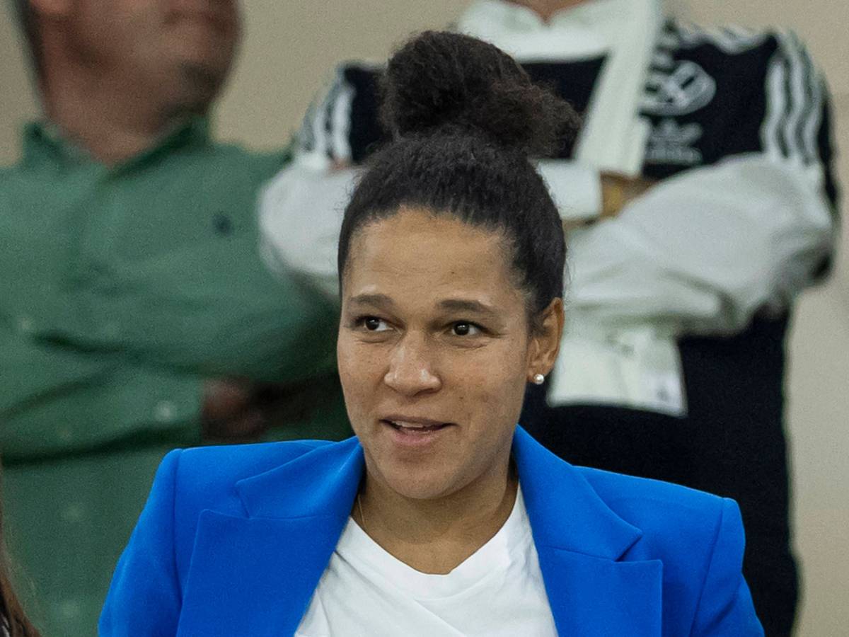 Celia Sasic bei der WM-Qualifikation im Rhein-Energie-Stadion in Köln auf der Tribüne.