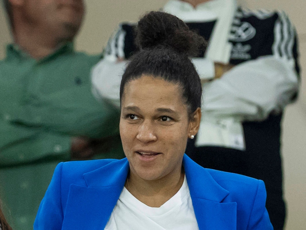 Celia Sasic bei der WM-Qualifikation im Rhein-Energie-Stadion in Köln auf der Tribüne.