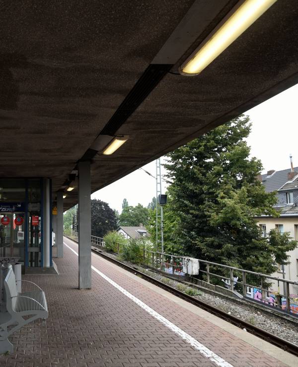 Ein Zug am Bahnhof Nippes in Köln.