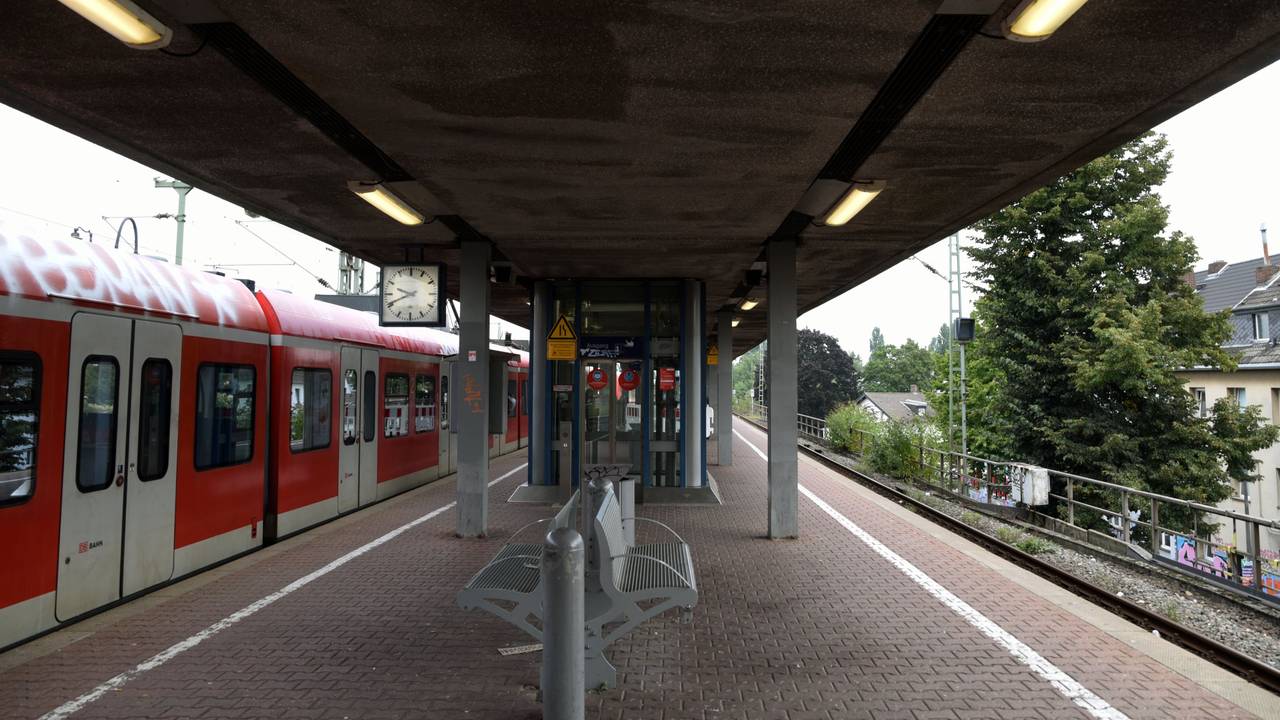 Ein Zug am Bahnhof Nippes in Köln.