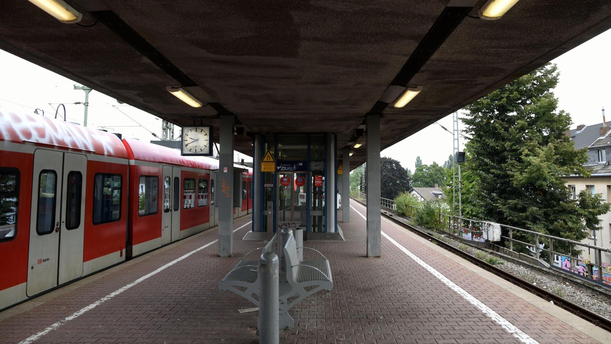 Ein Zug am Bahnhof Nippes in Köln.