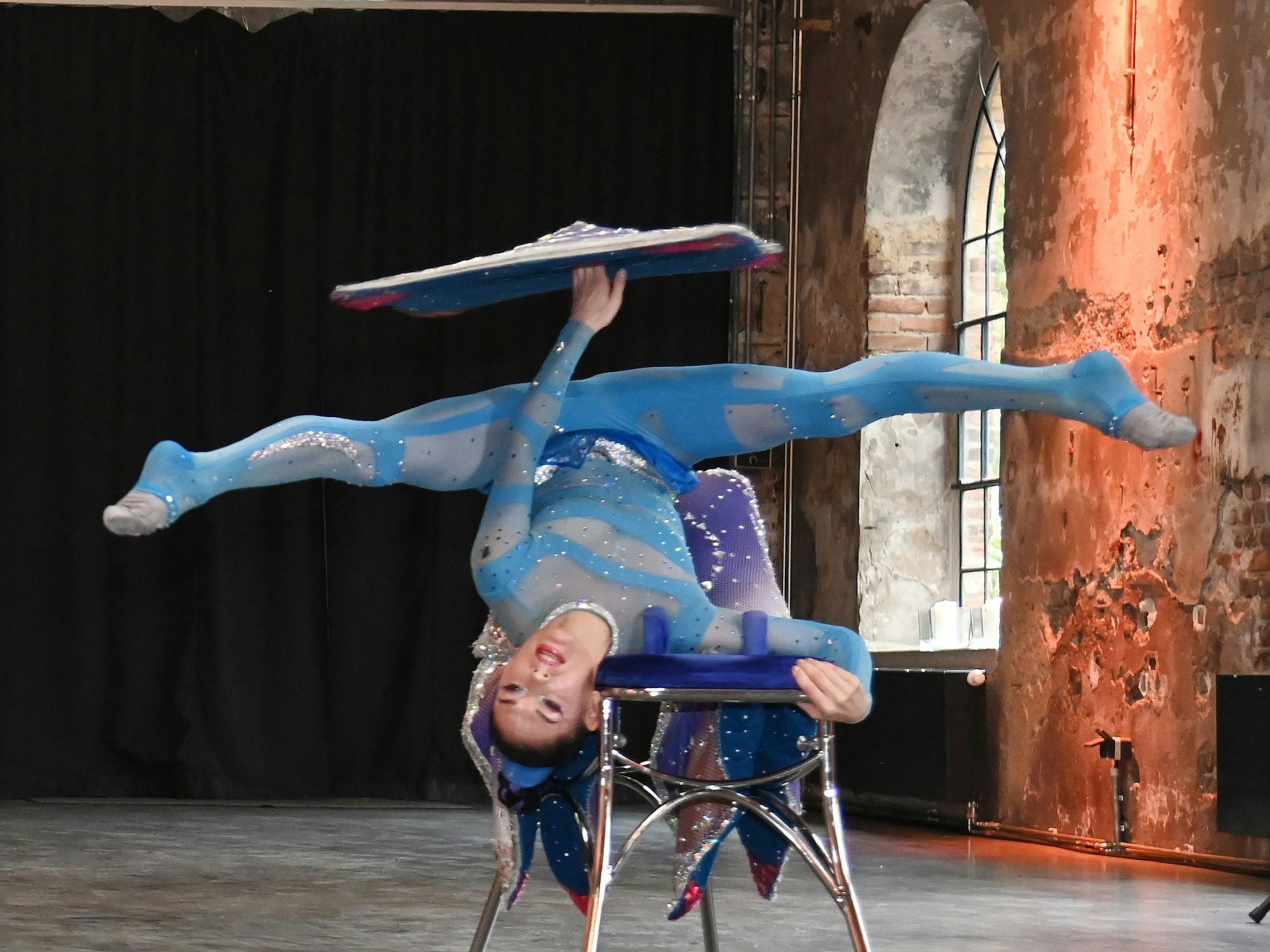 Die Crystal Sisters präsentieren ihr Können.