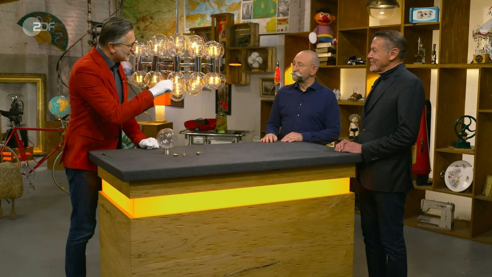 André brachte einen „Space Age Kronleuchter“ von Motoko Ishii. Ob sein Wunschpreis von 1.000 Euro zu knacken war? (Bild: ZDF)