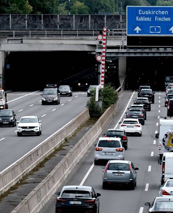 Auf einer Autobahn staut sich der Verkehr.