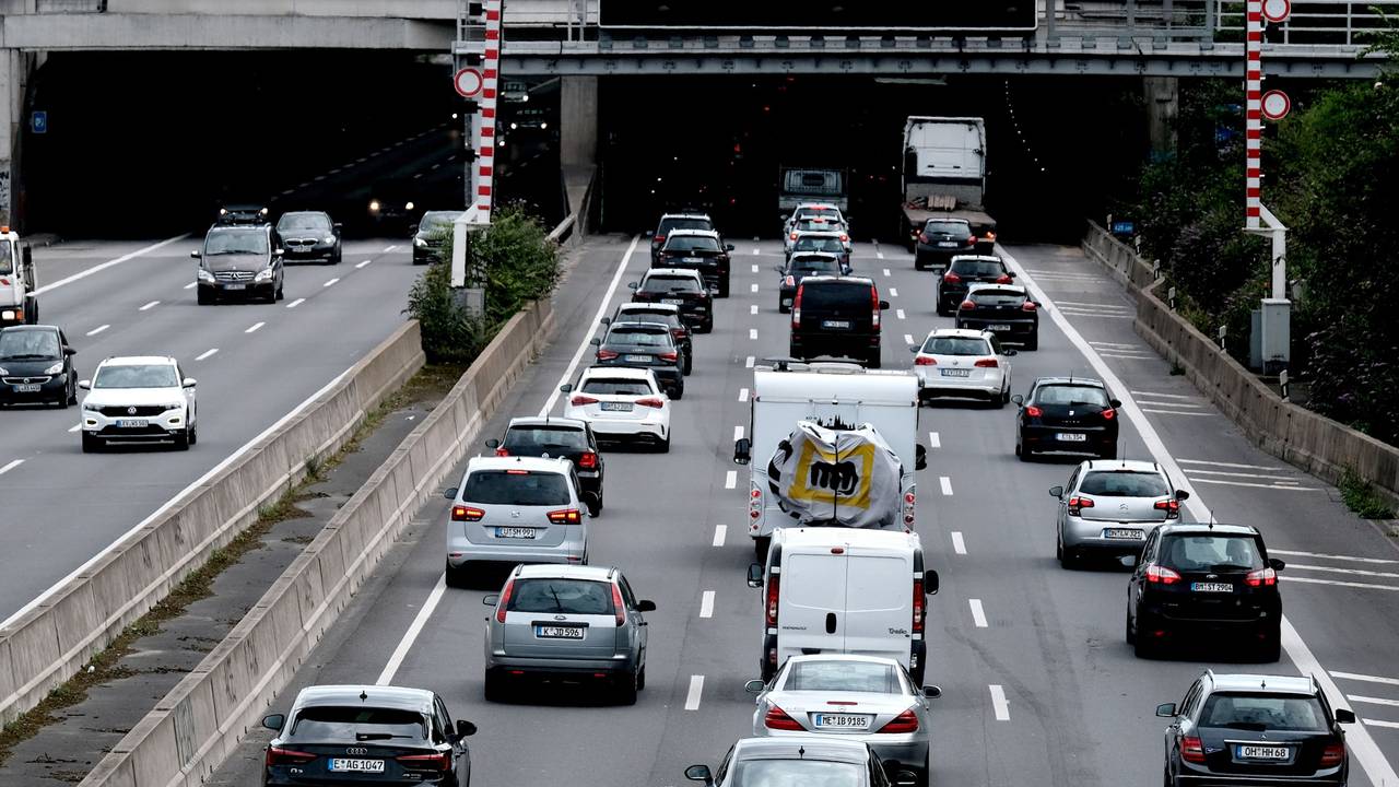 Auf einer Autobahn staut sich der Verkehr.