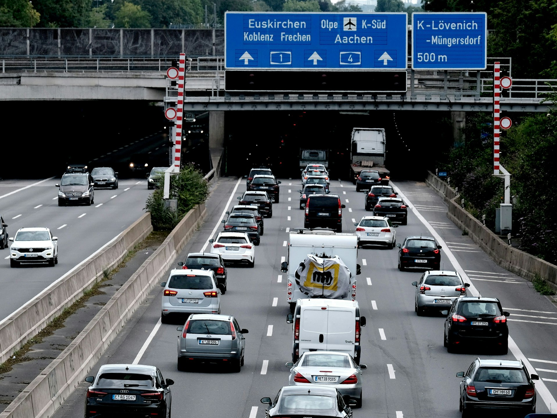 Auf einer Autobahn staut sich der Verkehr.