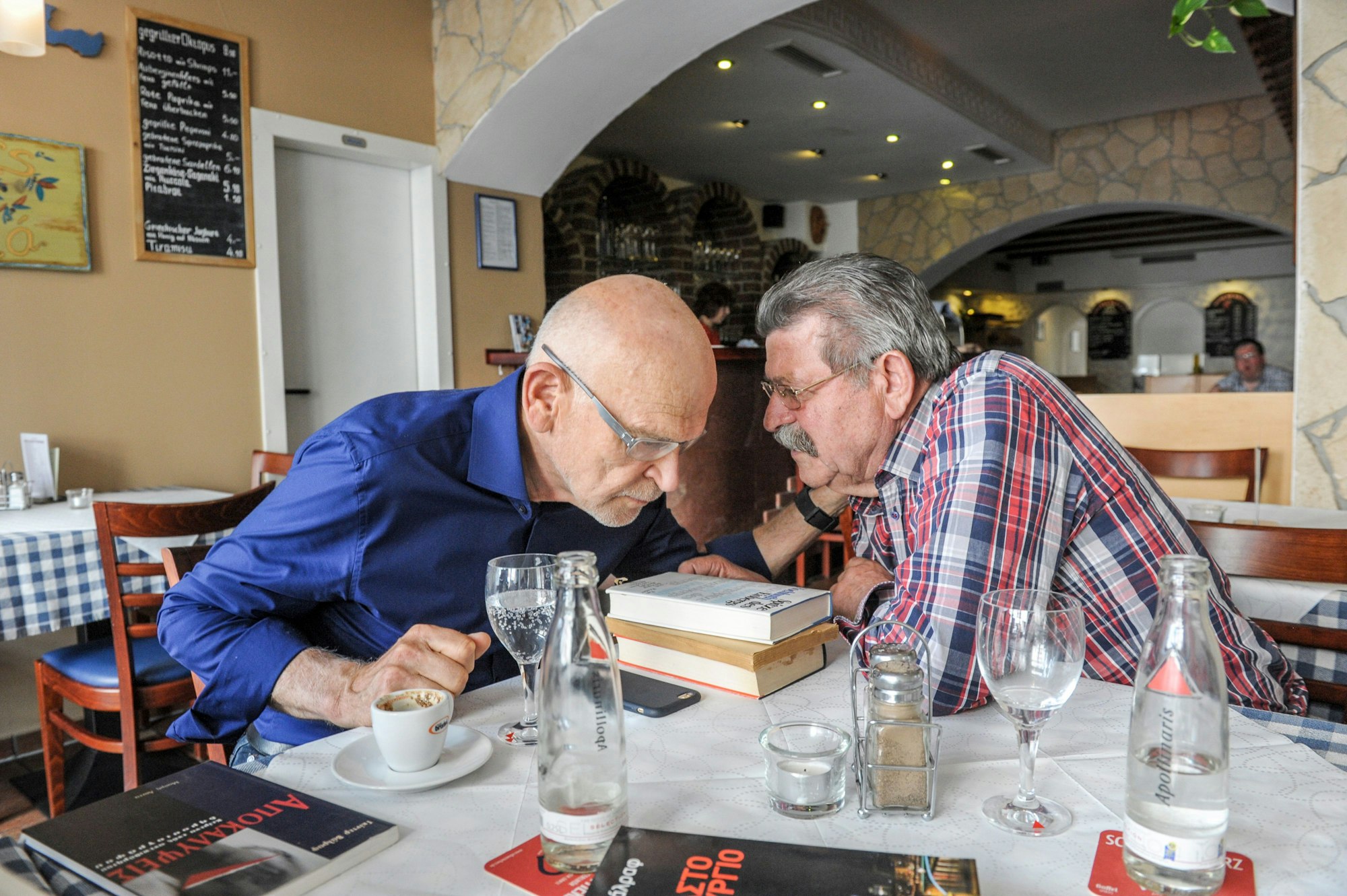 Der Wirt und Günter Wallraff sitzen in der Taverne Alekos.