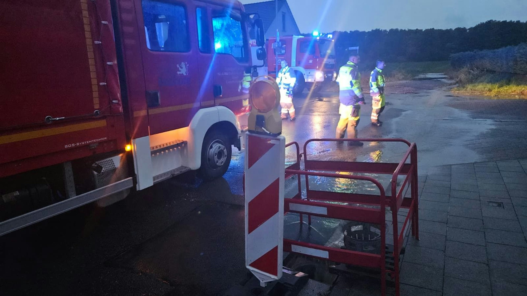 In Bedburg kämpft die Feuerwehr gegen die Wassermassen an.