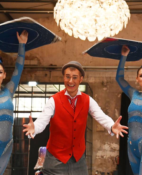 Die Crystal Sisters und Clown Fraser Hooper vom Kölner Weihnachtscircus.