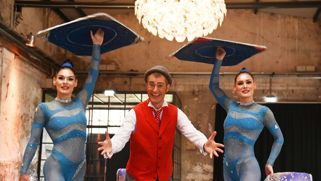 Die Crystal Sisters und Clown Fraser Hooper vom Kölner Weihnachtscircus.