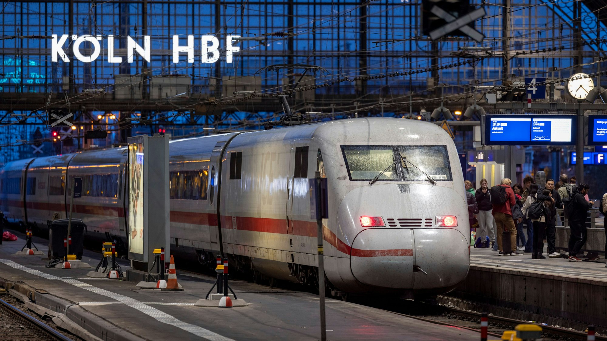 Ein ICE-Zug der Deutschen Bahn verlässt den Kölner Hauptbahnhof.