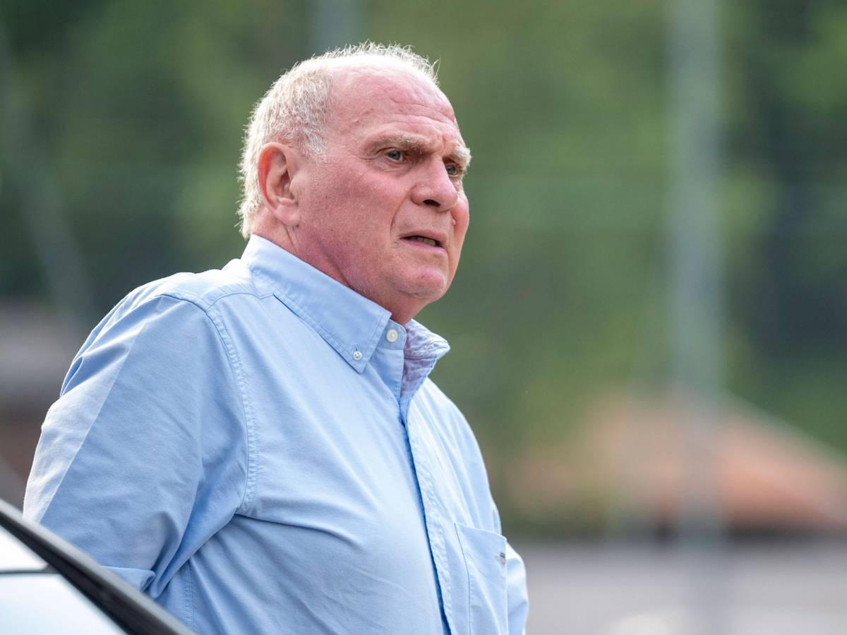 Uli Hoeneß steigt aus seinem Auto aus.