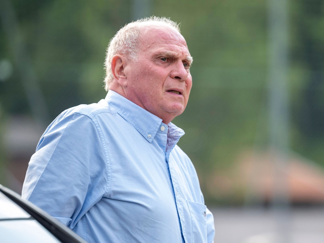 Uli Hoeneß steigt aus seinem Auto aus.