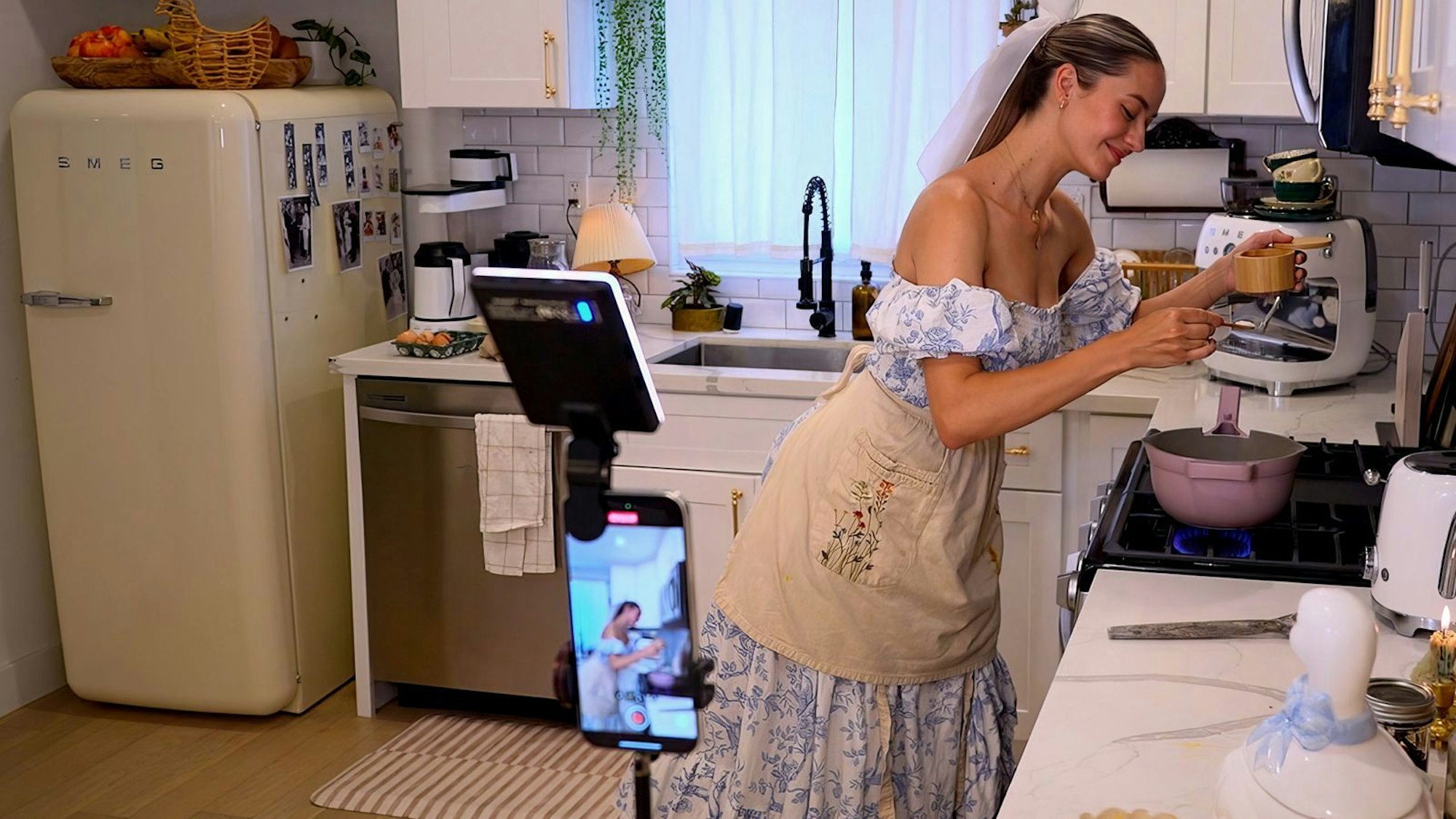Alexia Delarosa verdient dank Social Media gutes Geld. Dabei sollen Tradwives nach der Vorstellung konservativer US-Amerikaner eigentlich nicht arbeiten. (Bild: ZDF/Kraken Films – 2024)