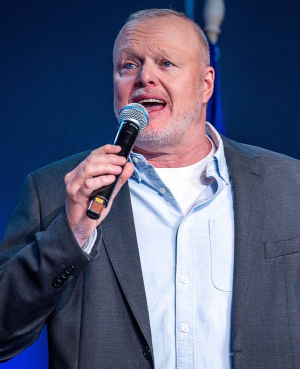 Entertainer Stefan Raab spricht bei einem Empfang am Rande des Eurovision Song Contest (ESC) 2025 auf der Bühne.