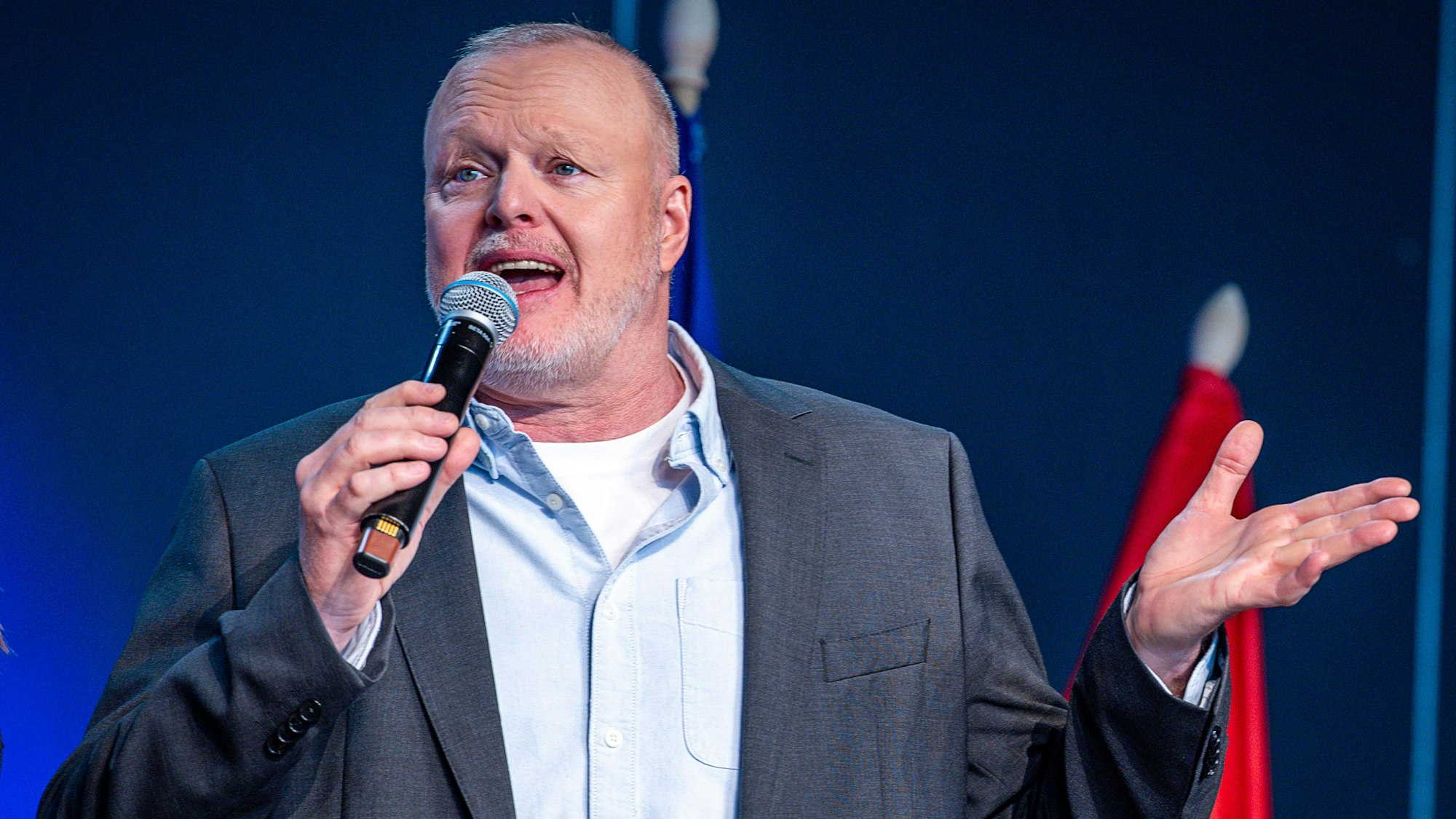 Entertainer Stefan Raab spricht bei einem Empfang am Rande des Eurovision Song Contest (ESC) 2025 auf der Bühne.