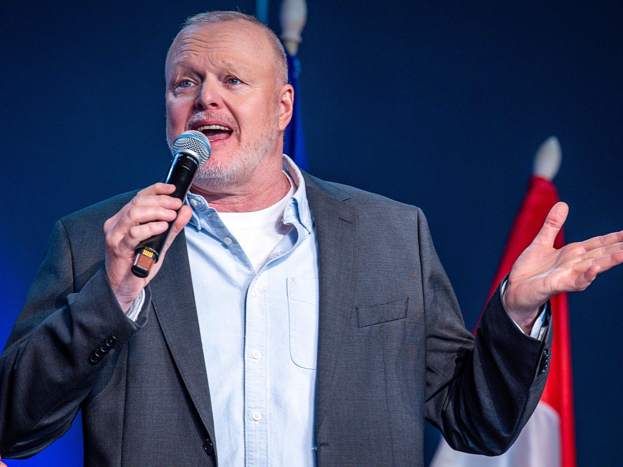 Entertainer Stefan Raab spricht bei einem Empfang am Rande des Eurovision Song Contest (ESC) 2025 auf der Bühne.