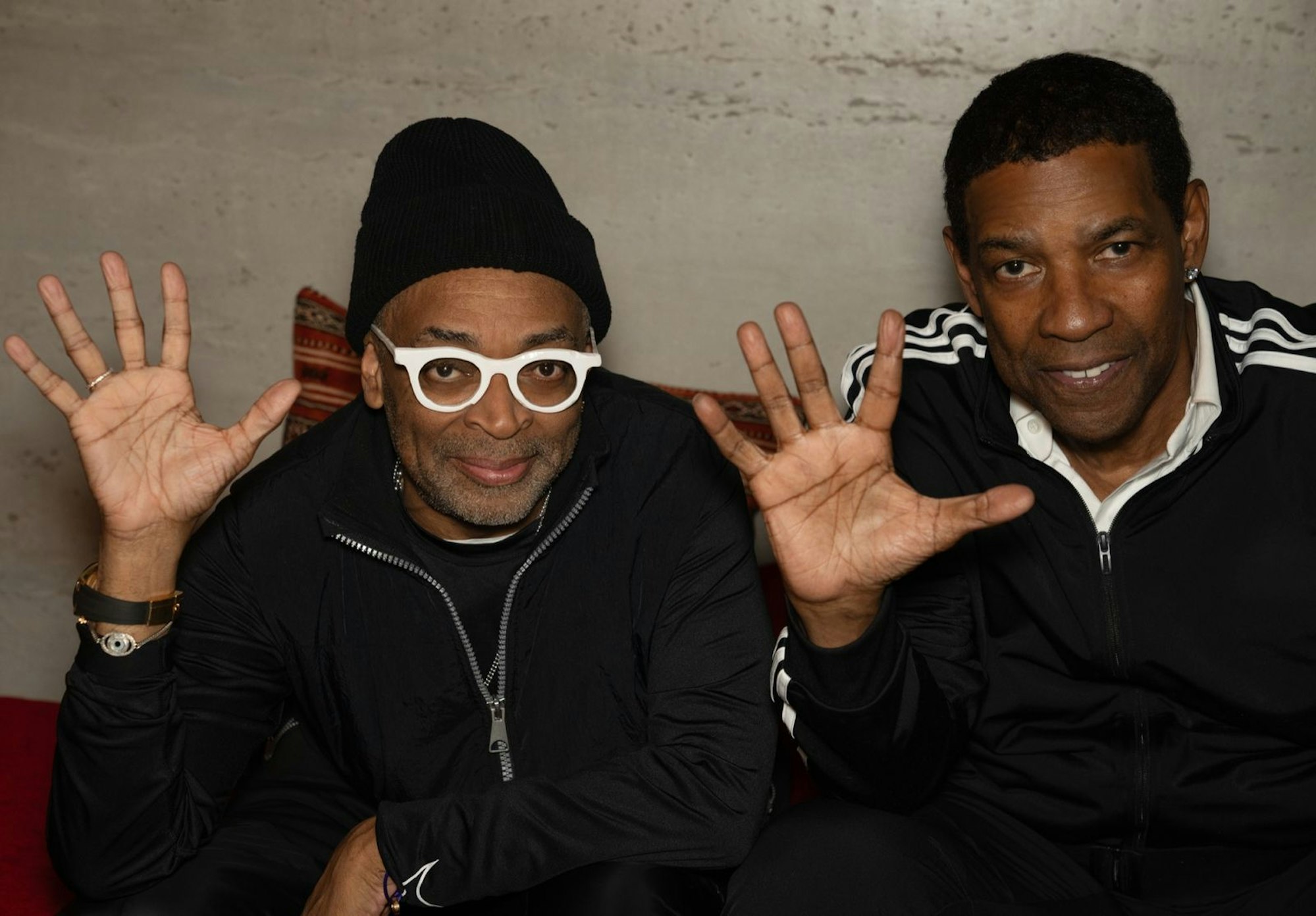 Für Spike Lee (links) und Denzel Washington ist „Highest 2 Lowest“ bereits der fünfte gemeinsame Film. (Bild: Apple TV+ / David Lee)