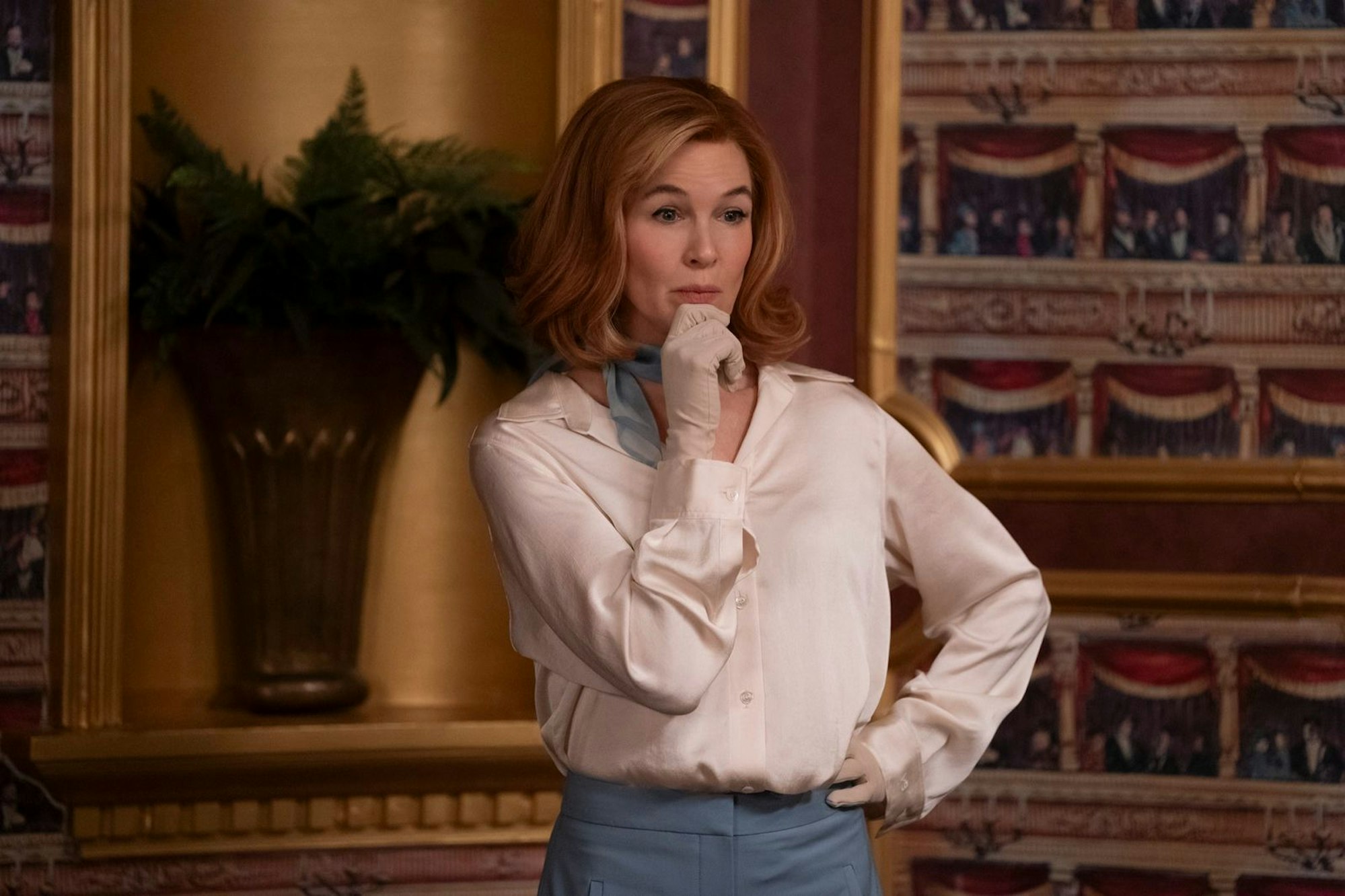 Renée Zellweger hat als Camila White ein paar Vorschläge für die Inneneinrichtung von Olivers Appartment. (Bild: © 2025 Disney / Patrick Harbron)