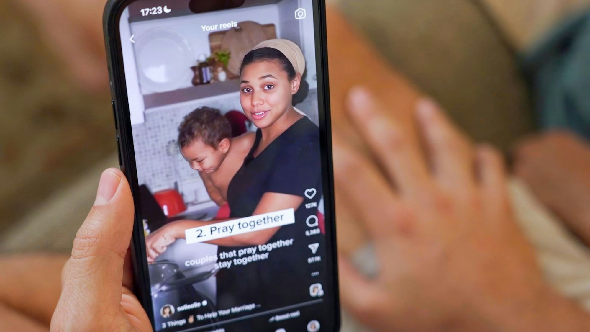 „Ordne dich deinem Mann unter!“ und „Betet zusammen“, sind einige der Tipps, die Solie Osario auf ihrem Account gibt. (Bild: ZDF/Kraken Films – 2024)