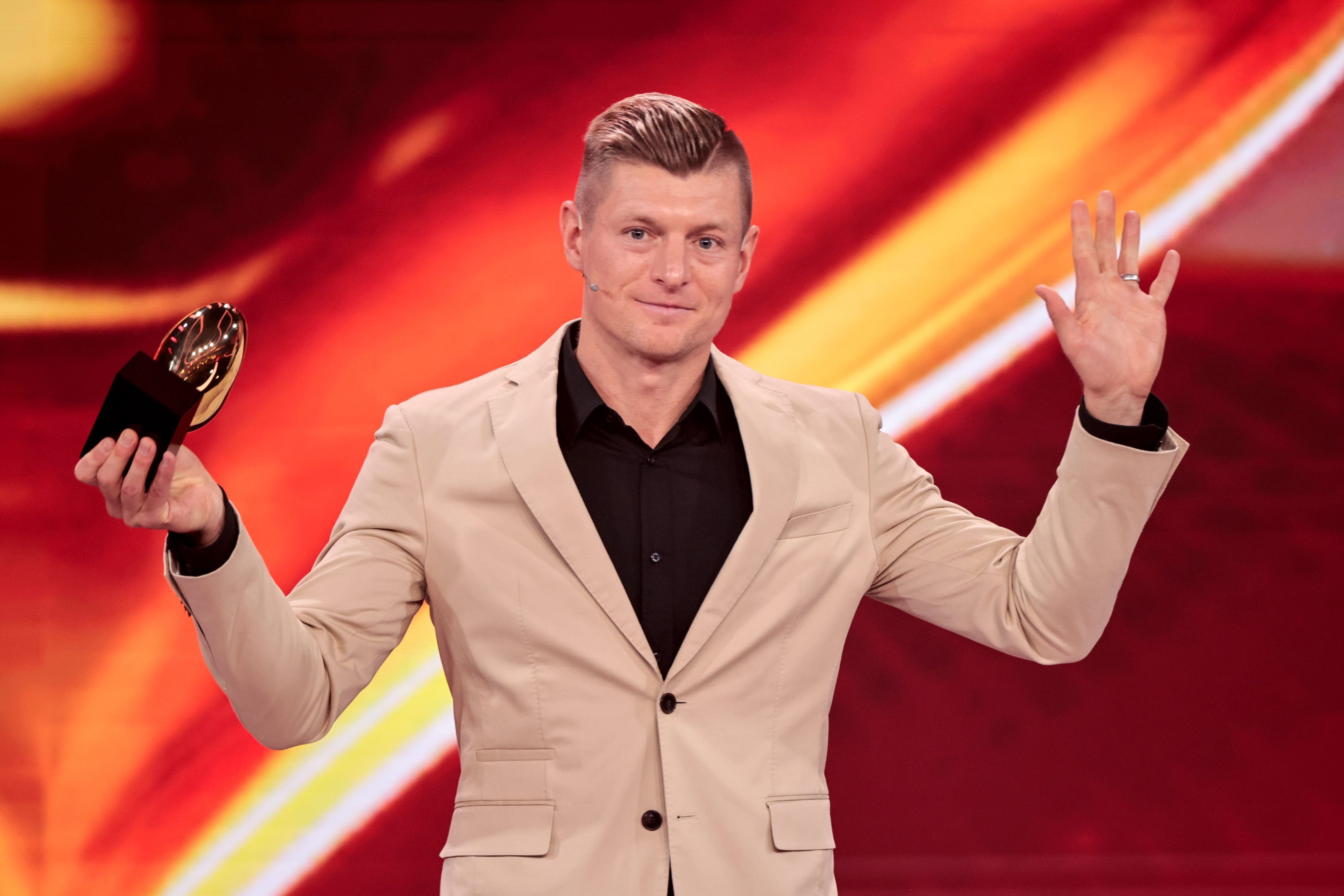 Der ehemalige Fußball-Weltmeister Toni Kroos wird bei bei der Spendengala "Ein Herz für Kinder" ausgezeichnet.