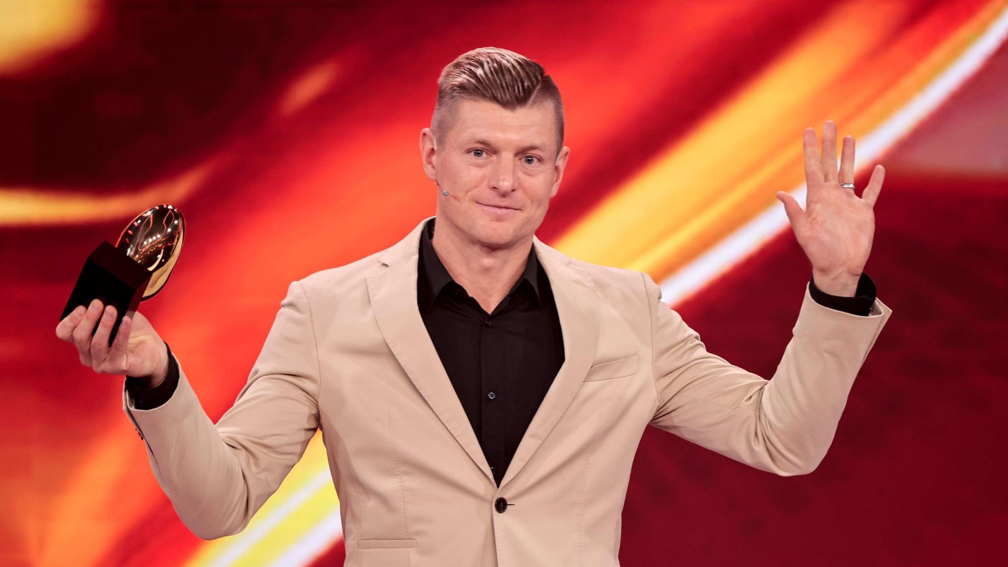Der ehemalige Fußball-Weltmeister Toni Kroos wird bei bei der Spendengala "Ein Herz für Kinder" ausgezeichnet.