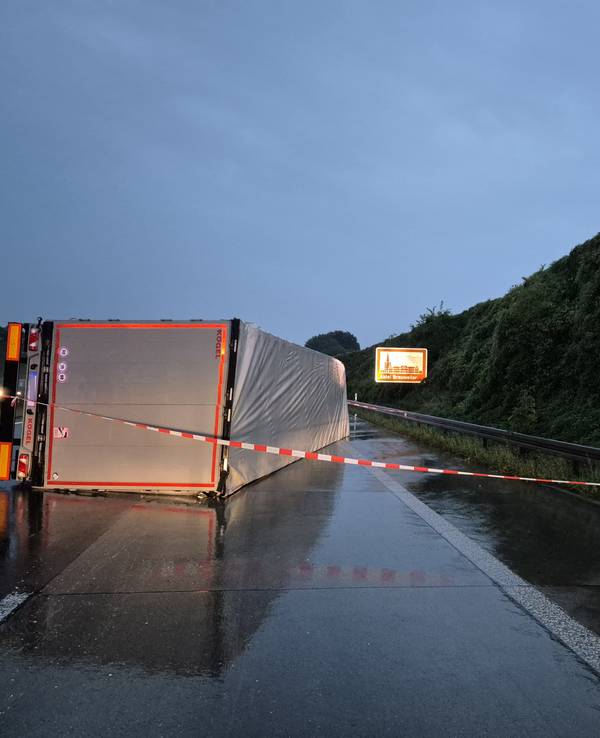 Ein umgefallener LKW nach dem Unfall auf der A4 bei Frechen.