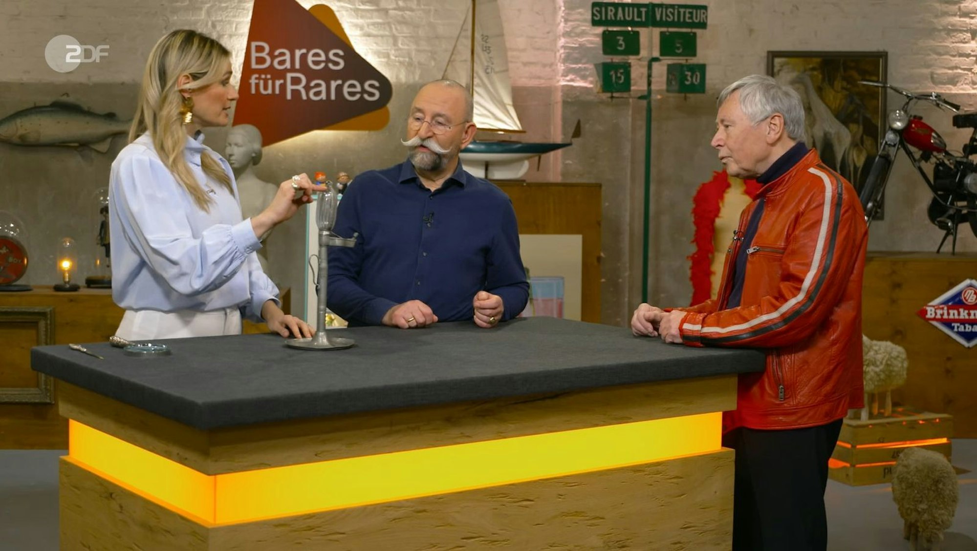 Hajo präsentierte eine „Zeitmaschine“. Das unscheinbare, aber faszinierende Gerät war eine Öl-Uhr aus den Jahren 1800 bis 1850. (Bild: ZDF)
