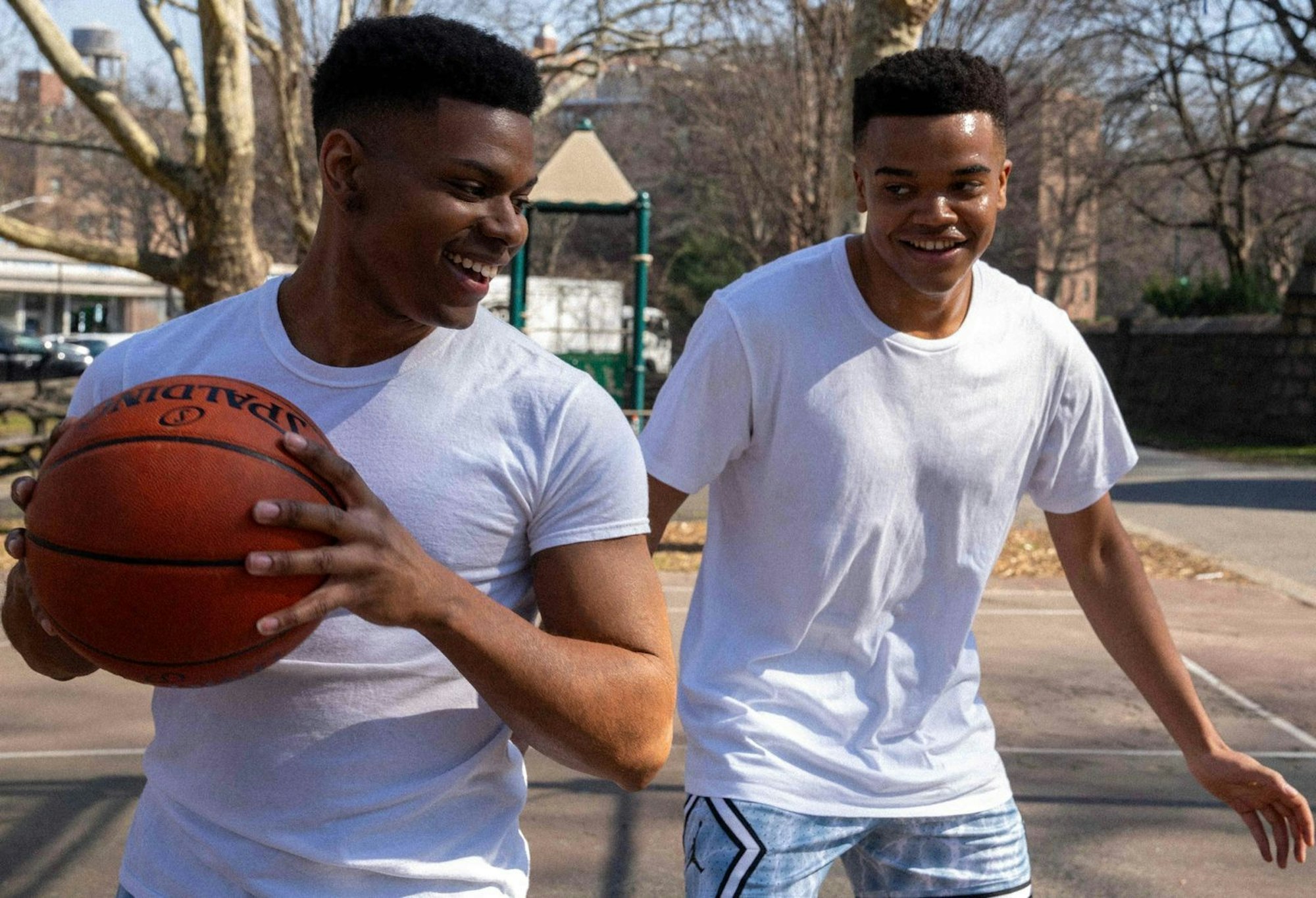 Eigentlich sollte Trey (Aubrey Joseph, links) entführt werden. Doch der Kidnapper schnappt sich stattdessen seinen besten Freund Kyle (Elijah Wright). (Bild: Apple TV+ / David Lee)