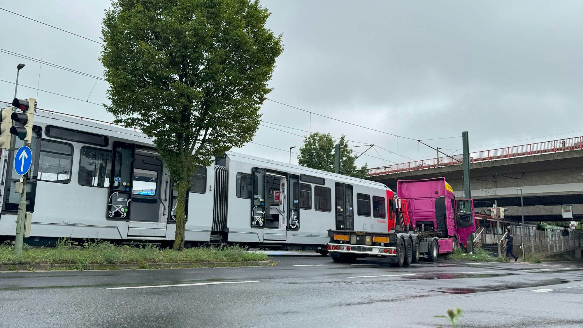 Ein Lkw und eine Straßenbahn sind zusammengestoßen.