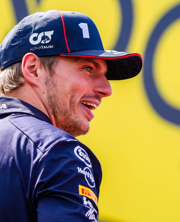 Max Verstappen lacht.