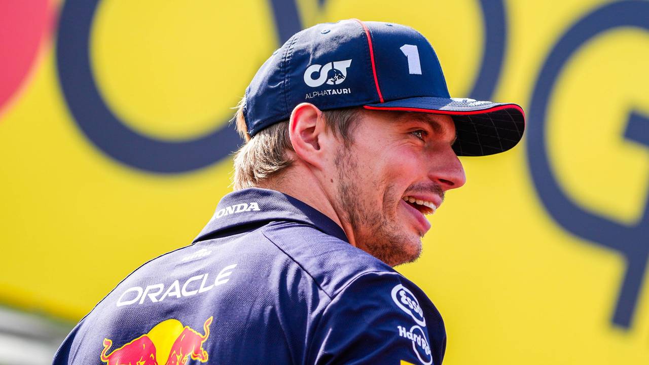 Max Verstappen lacht.
